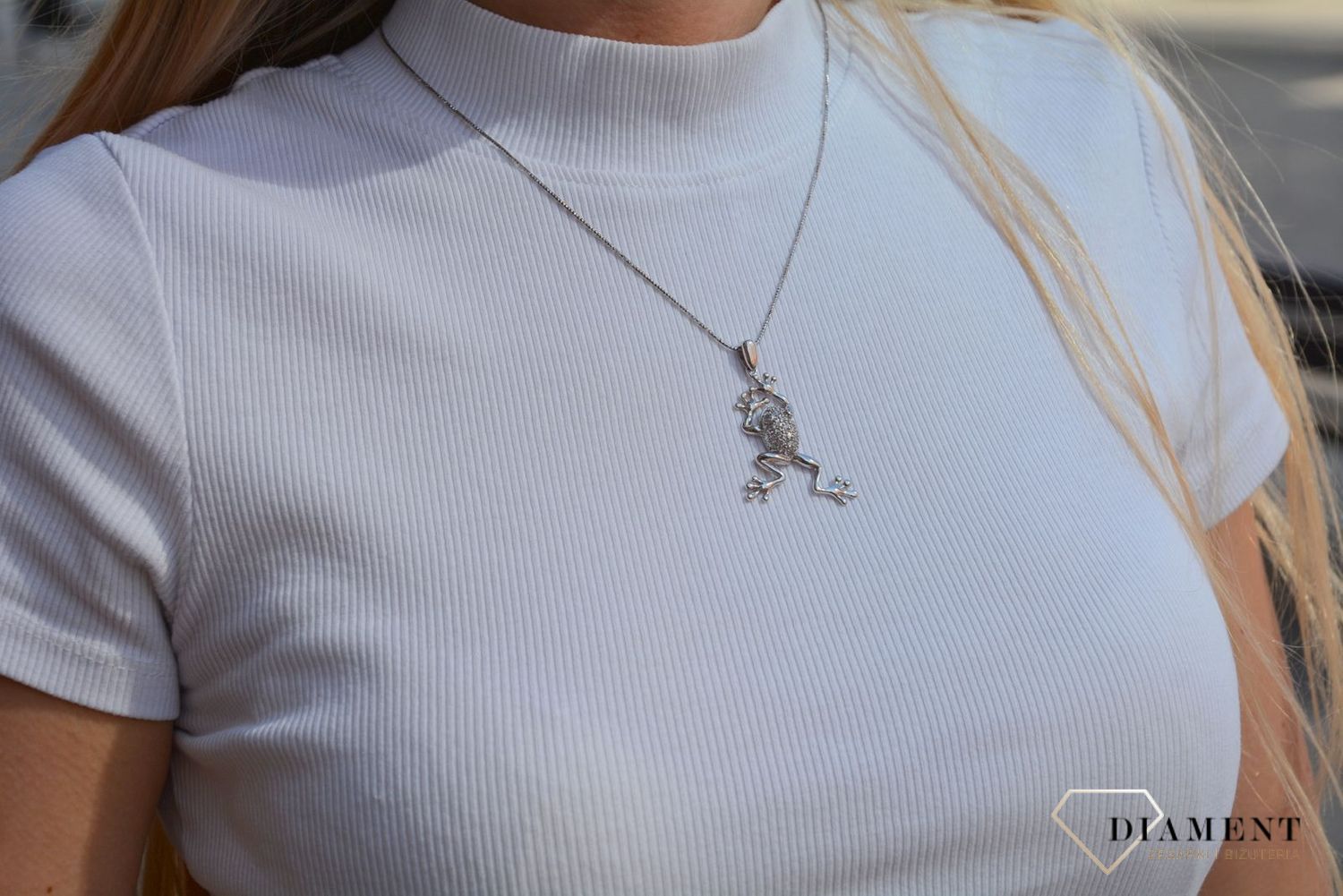 Wisiorek srebrny Żabka z cyrkoniami Żabka dla miłośników prezentów na szczęście. Piękny prezent dla wielbicieli powodzenia z motywem żabki. Srebrne wisiorki od Salonu Diament2.jpg